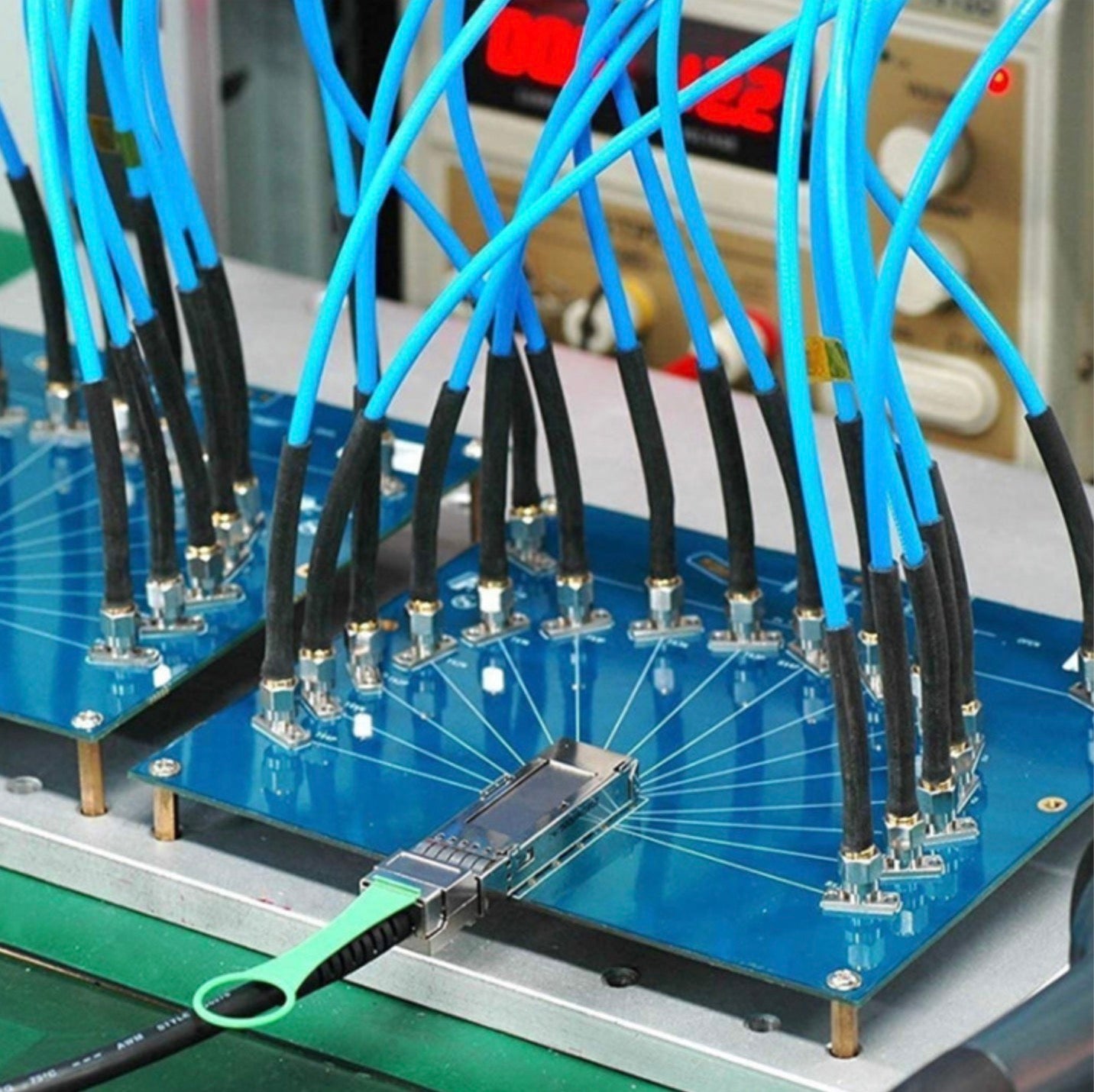 QSFP28 breakout cable for data centre networking