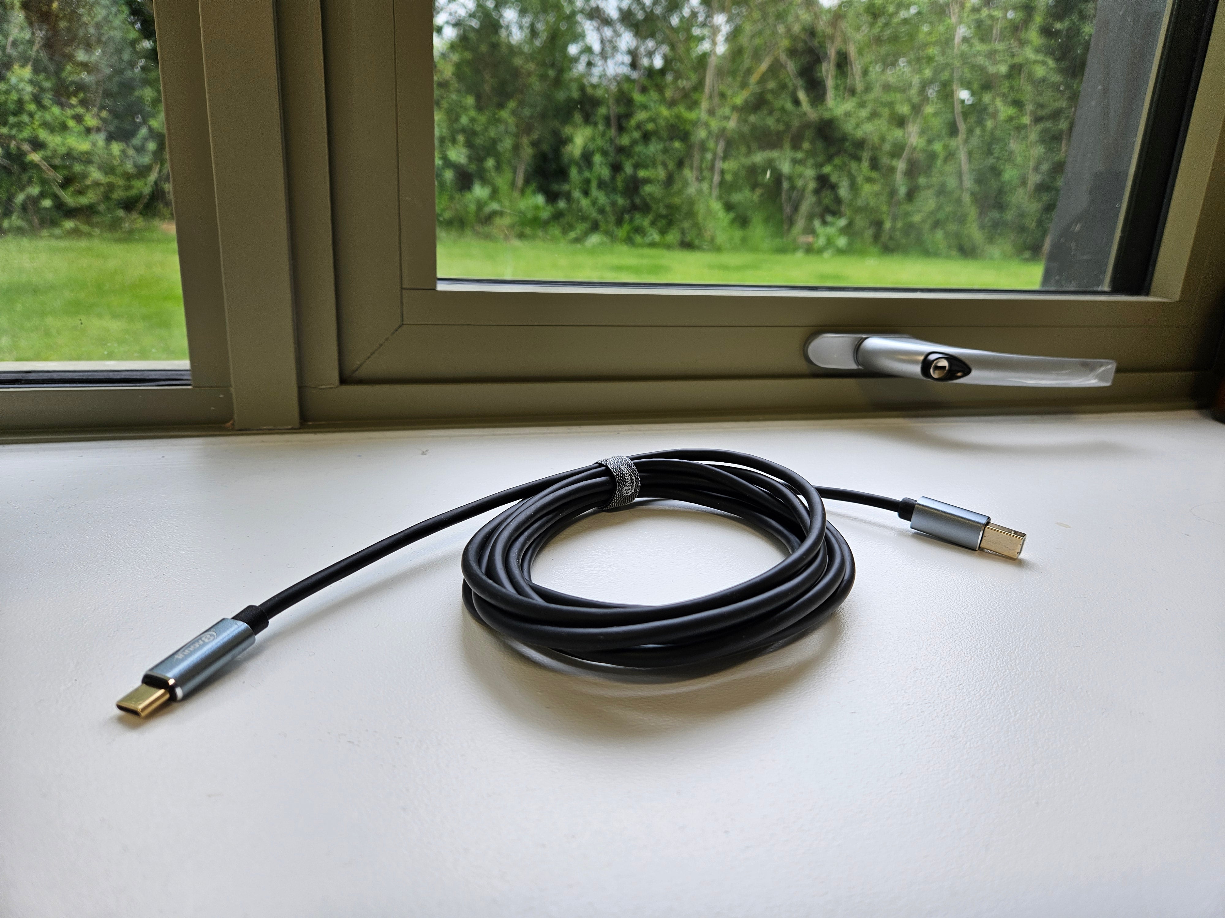 USB-C to USB-B cable connected to digital piano 3m