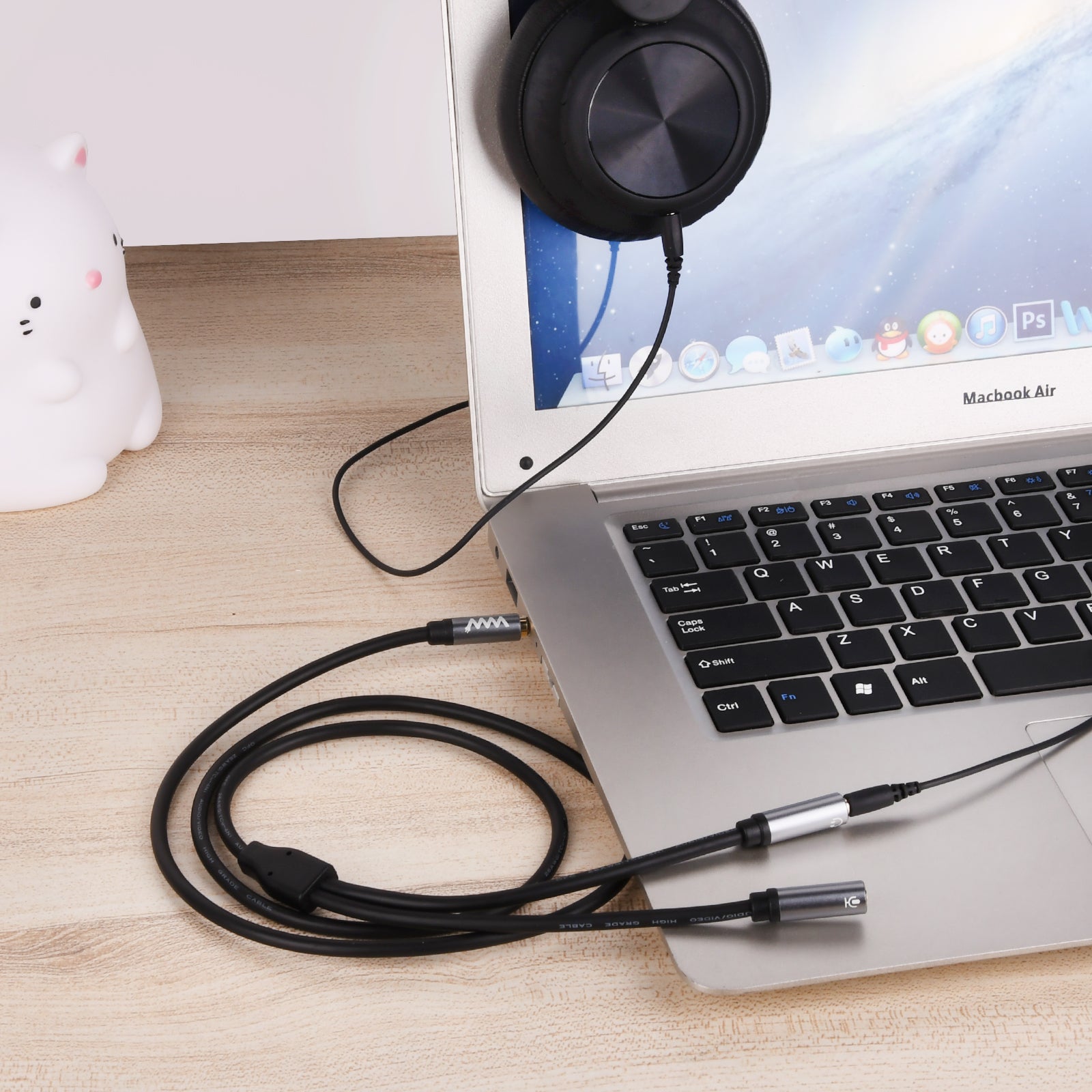 Gaming headset splitter cable with mic and audio ports