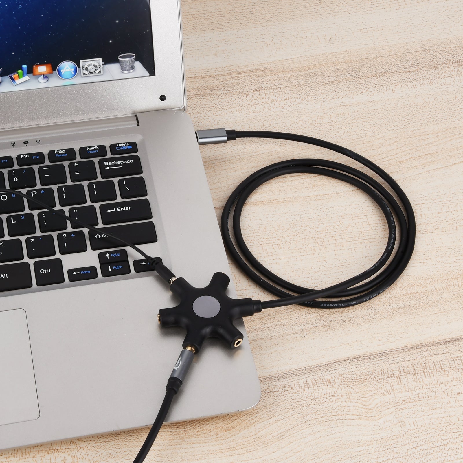  USB-C to AUX audio splitter for group listening